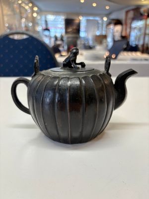 A Chinese bronze teapot and cover with a lion-shaped finial, Yuan — foto 1
