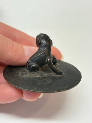 A Chinese bronze teapot and cover with a lion-shaped finial, Yuan — foto 13