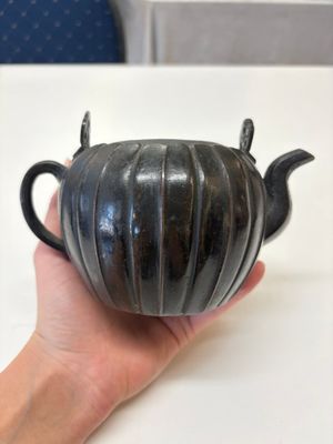 A Chinese bronze teapot and cover with a lion-shaped finial, Yuan — foto 2