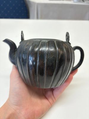 A Chinese bronze teapot and cover with a lion-shaped finial, Yuan — foto 4