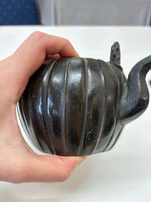 A Chinese bronze teapot and cover with a lion-shaped finial, Yuan — foto 8