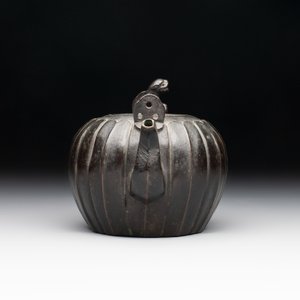 A Chinese bronze teapot and cover with a lion-shaped finial, Yuan — foto 2