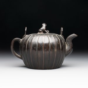 A Chinese bronze teapot and cover with a lion-shaped finial, Yuan — foto 3