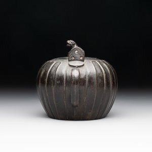 A Chinese bronze teapot and cover with a lion-shaped finial, Yuan — foto 4