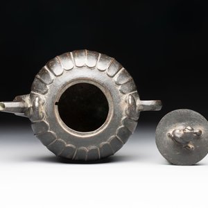 A Chinese bronze teapot and cover with a lion-shaped finial, Yuan — foto 5