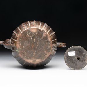 A Chinese bronze teapot and cover with a lion-shaped finial, Yuan — foto 6