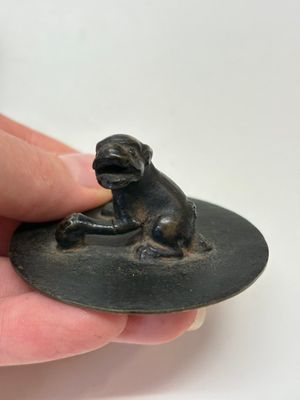 A Chinese bronze teapot and cover with a lion-shaped finial, Yuan — 照片 11