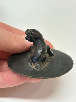 A Chinese bronze teapot and cover with a lion-shaped finial, Yuan — 照片 12