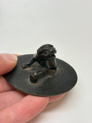 A Chinese bronze teapot and cover with a lion-shaped finial, Yuan — 照片 10