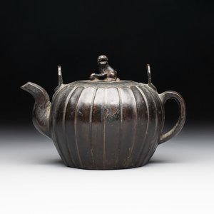 A Chinese bronze teapot and cover with a lion-shaped finial, Yuan — 照片 1