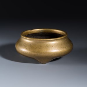 A Chinese bronze tripod censer — photo 1