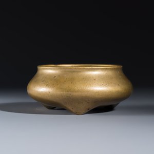 A Chinese bronze tripod censer — photo 2