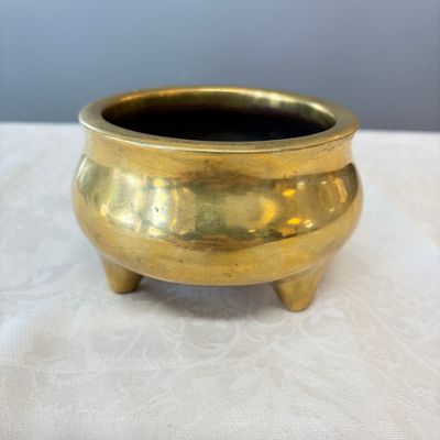 A Chinese bronze tripod censer — photo 2