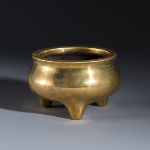 A Chinese bronze tripod censer — photo 1