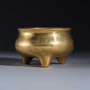 A Chinese bronze tripod censer — photo 2