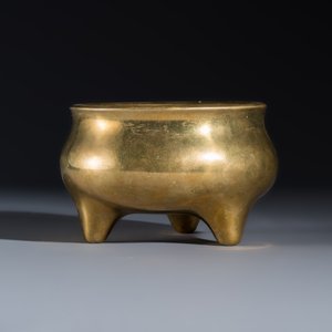 A Chinese bronze tripod censer — photo 3