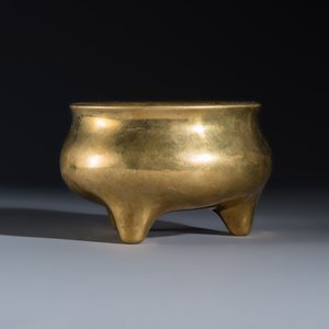A Chinese bronze tripod censer — photo 4