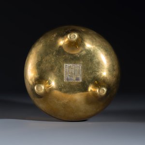 A Chinese bronze tripod censer — photo 7