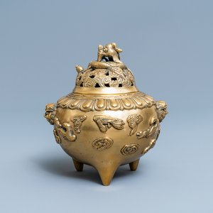 A Chinese bronze tripod censer and cover, 19/20th C. — 照片 1