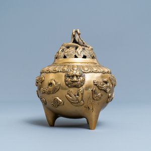 A Chinese bronze tripod censer and cover, 19/20th C. — 照片 5