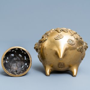 A Chinese bronze tripod censer and cover, 19/20th C. — 照片 7