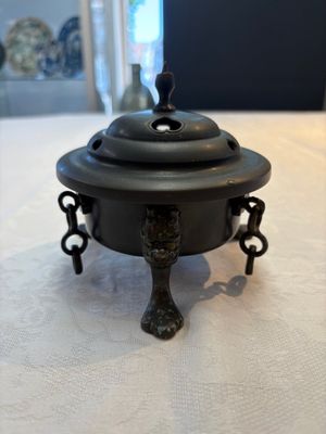 A Chinese bronze tripod censer and cover, Sui/Tang — photo 1