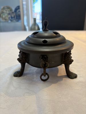 A Chinese bronze tripod censer and cover, Sui/Tang — photo 2