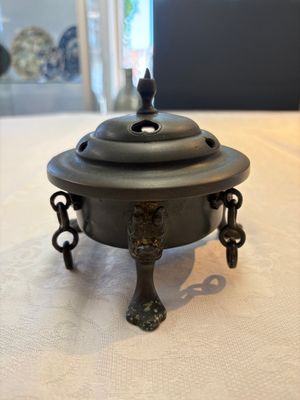 A Chinese bronze tripod censer and cover, Sui/Tang — photo 3