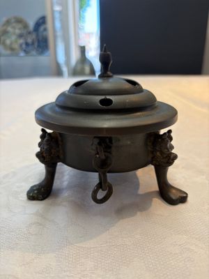 A Chinese bronze tripod censer and cover, Sui/Tang — photo 4