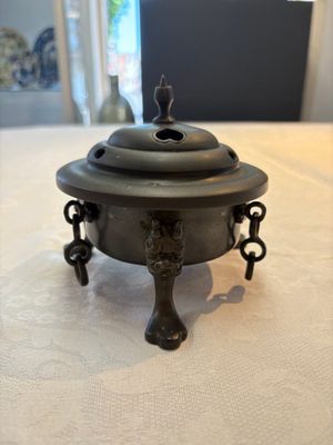 A Chinese bronze tripod censer and cover, Sui/Tang — photo 5