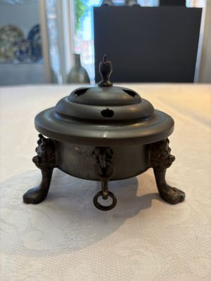 A Chinese bronze tripod censer and cover, Sui/Tang — photo 6