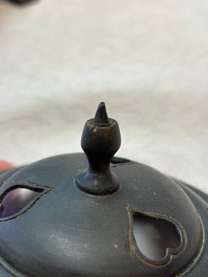 A Chinese bronze tripod censer and cover, Sui/Tang — photo 8