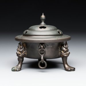 A Chinese bronze tripod censer and cover, Sui/Tang — photo 1