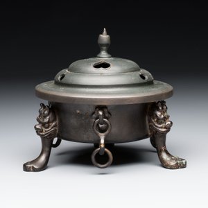 A Chinese bronze tripod censer and cover, Sui/Tang — photo 2