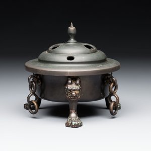 A Chinese bronze tripod censer and cover, Sui/Tang — photo 3
