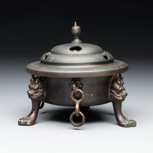 A Chinese bronze tripod censer and cover, Sui/Tang — photo 4