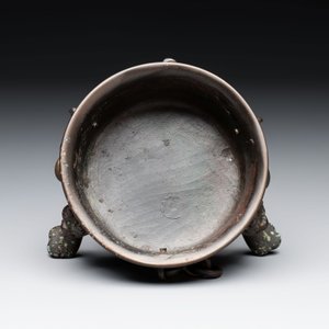 A Chinese bronze tripod censer and cover, Sui/Tang — photo 5
