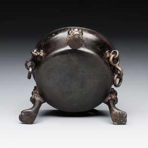 A Chinese bronze tripod censer and cover, Sui/Tang — photo 6