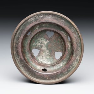 A Chinese bronze tripod censer and cover, Sui/Tang — photo 8
