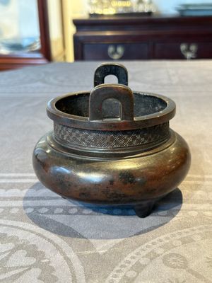 A Chinese bronze tripod censer, Ding 鼎 mark, Yuan/Ming — photo 4