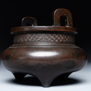 A Chinese bronze tripod censer, Ding 鼎 mark, Yuan/Ming — photo 2