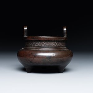 A Chinese bronze tripod censer, Ding 鼎 mark, Yuan/Ming — photo 3