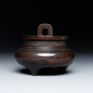 A Chinese bronze tripod censer, Ding 鼎 mark, Yuan/Ming — photo 4