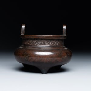 A Chinese bronze tripod censer, Ding 鼎 mark, Yuan/Ming — photo 5