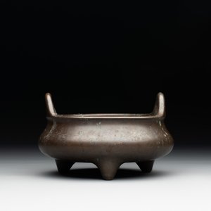 A Chinese bronze tripod censer, Guan Huai Tang Zhu Ren 冠槐堂主人 mark, 17/18th C. — 照片 1