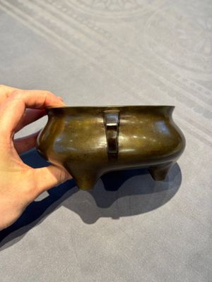 A Chinese bronze tripod censer, Jia Cang Zhen Bao 家藏珍寶 mark, 18th C. — photo 5