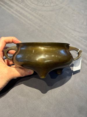 A Chinese bronze tripod censer, Jia Cang Zhen Bao 家藏珍寶 mark, 18th C. — photo 6