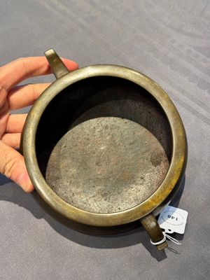 A Chinese bronze tripod censer, Jia Cang Zhen Bao 家藏珍寶 mark, 18th C. — photo 7