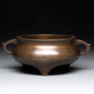 A Chinese bronze tripod censer, Jia Cang Zhen Bao 家藏珍寶 mark, 18th C. — photo 1
