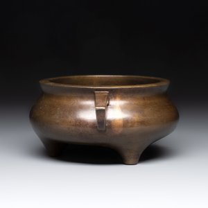 A Chinese bronze tripod censer, Jia Cang Zhen Bao 家藏珍寶 mark, 18th C. — photo 2
